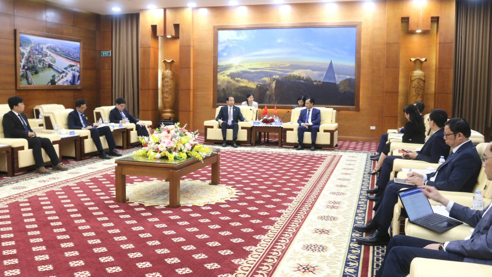 老街省委书记郑越雄会见中国驻越南大使何炜