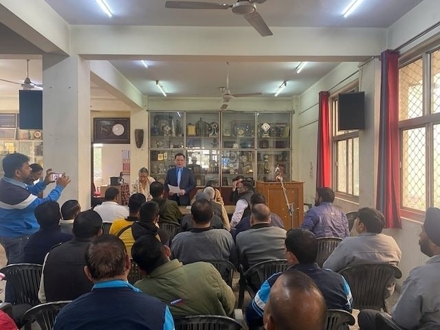 阮庭康同志参加与全印工会大会（AITUC）直属行业工会的交流活动。（图：T.L）