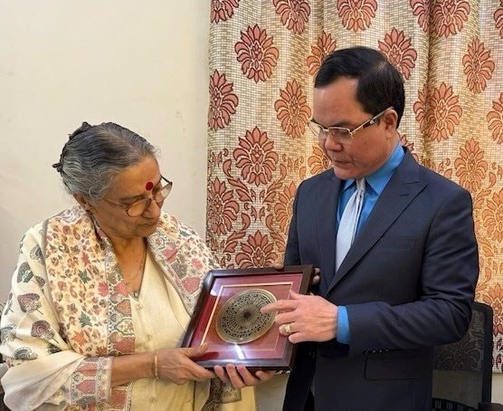 阮庭康同志与全印工会大会（AITUC）总书记阿玛吉特·考尔（Amarjeet Kaur）女士举行会谈。（图：T.L）