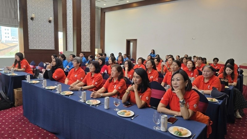 越南胡志明市与新加坡工会分享关爱女职工模式