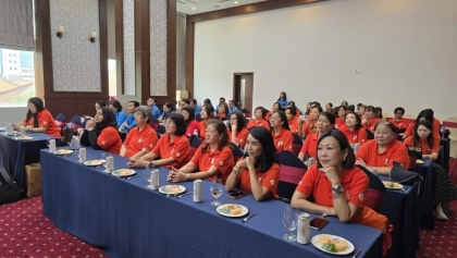 越南胡志明市与新加坡工会分享关爱女职工模式
