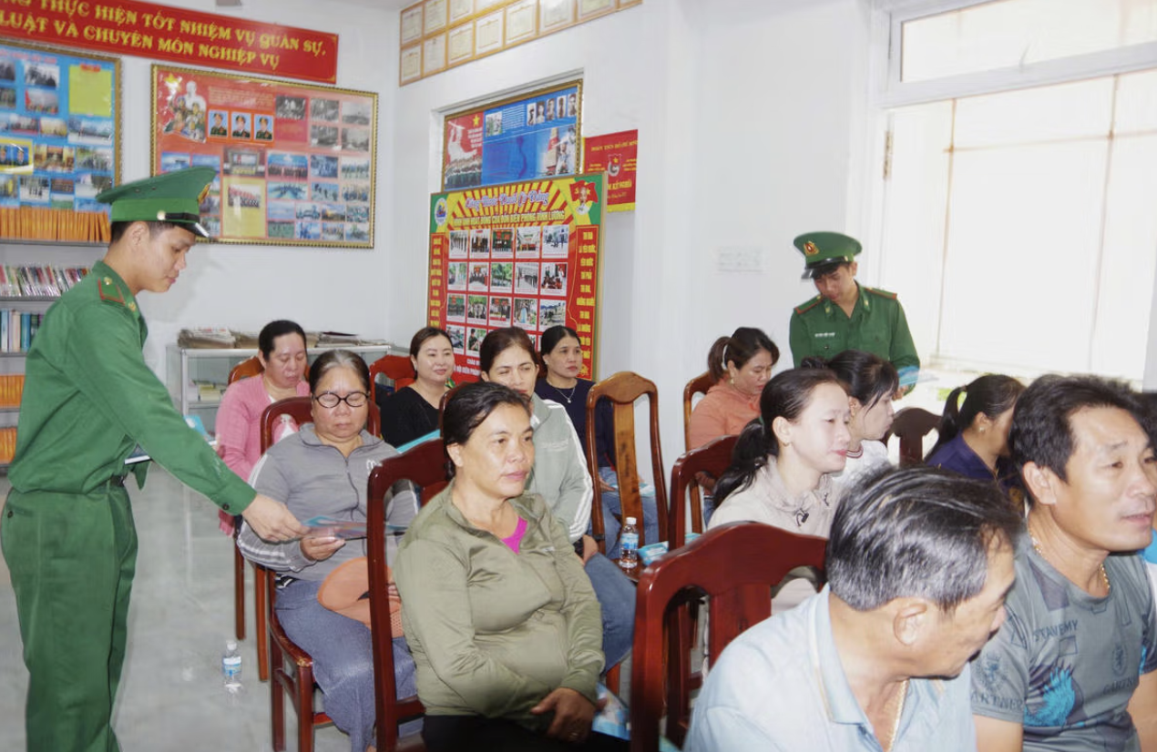 永良边防屯加强宣传工作，坚决查处IUU违规行为。