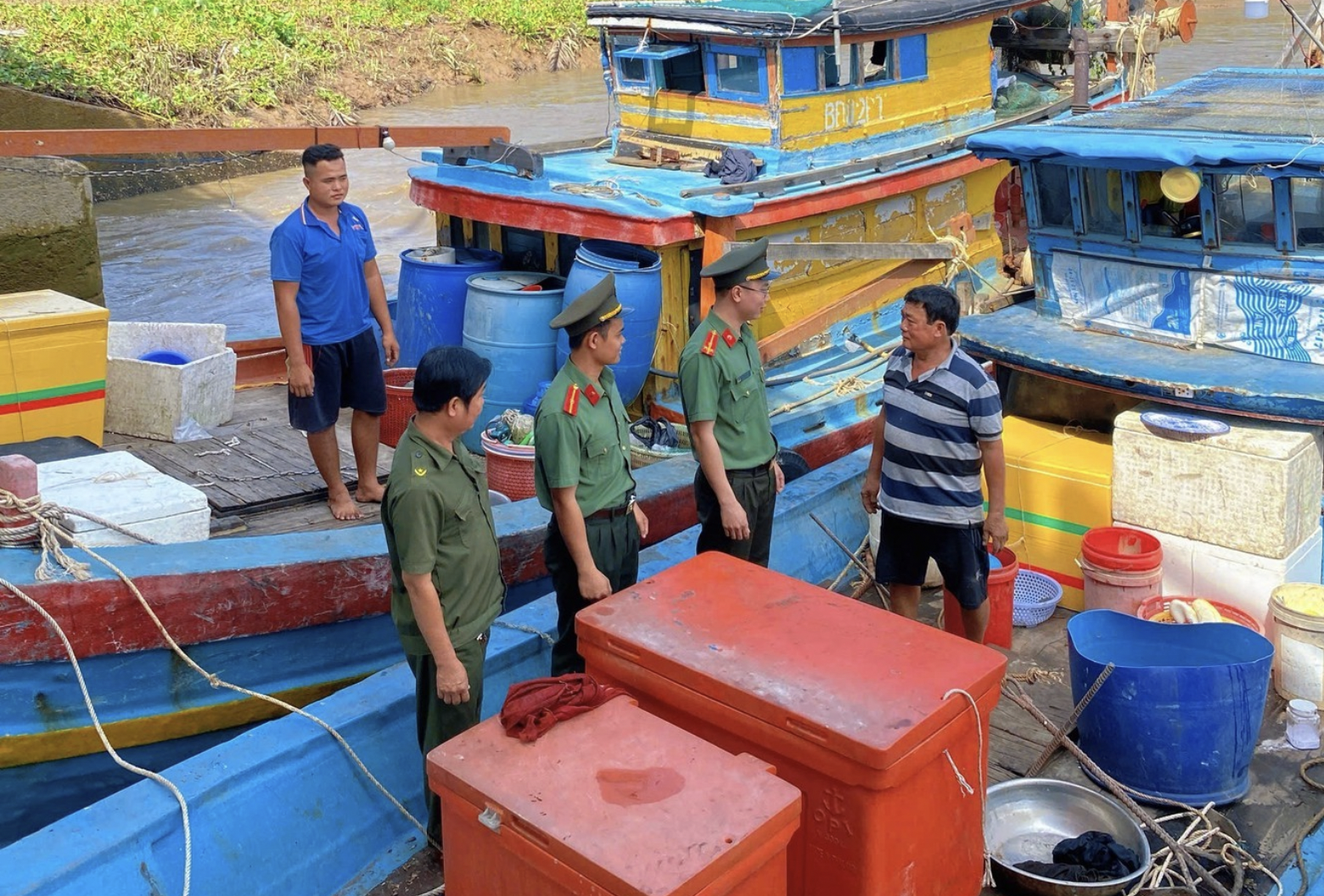沿海社级公安向渔民宣传防治IUU捕捞规定。（图片来源：公安部电子信息门户网站）