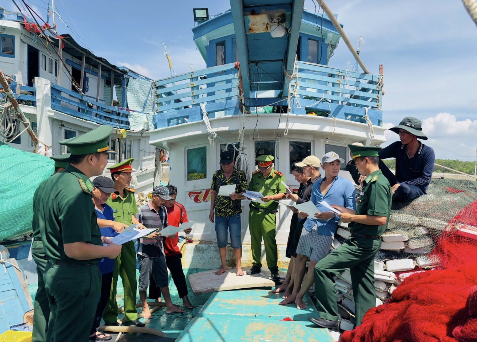 永隆省新水（Tân Thủy）社公安与边防部队配合向船主宣传防治IUU捕捞。（图片来源：公安部电子信息门户网站）
