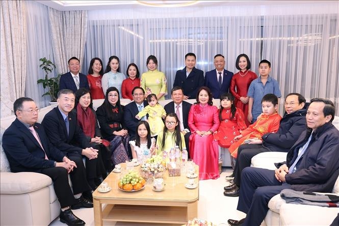 范明正（Phạm Minh Chính）总理于2025年1月访问捷克共和国期间看望黄廷胜先生一家。（摄影：杨江/越通社）