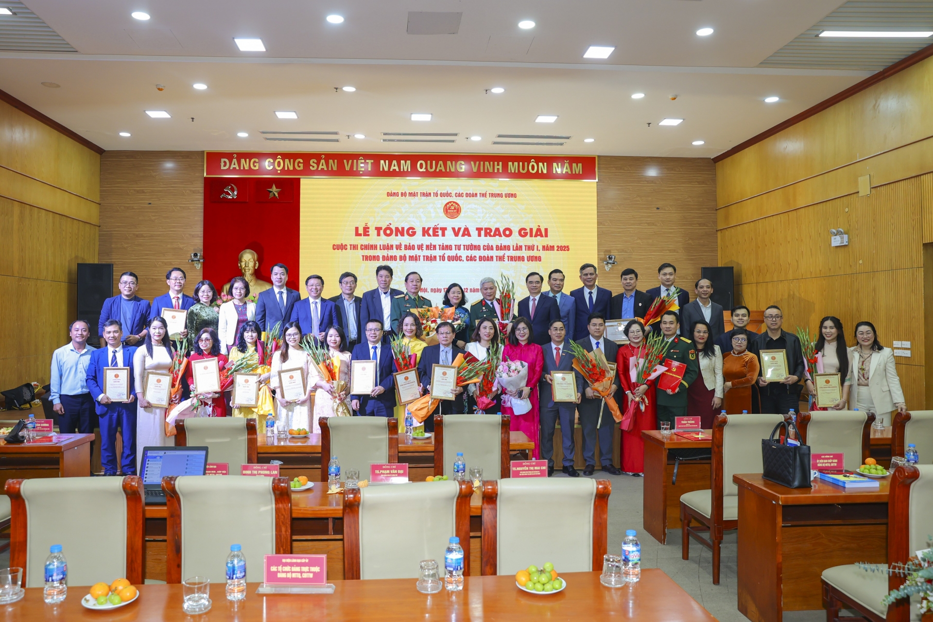 颁奖仪式上获奖的作者及作者组。（摄影：丁和）