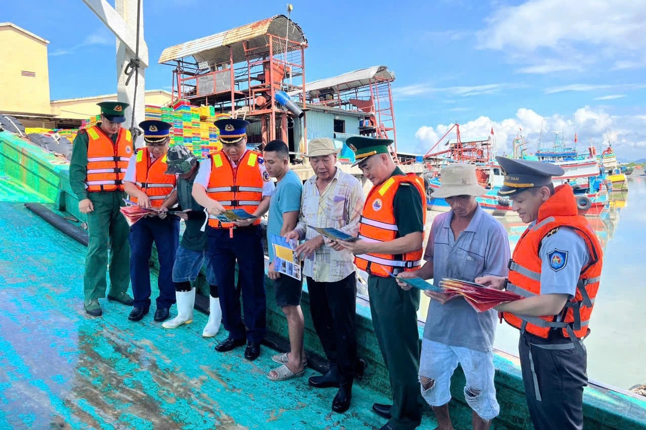 胡志明市边防部队与海警力量协调向渔民开展法律宣传。