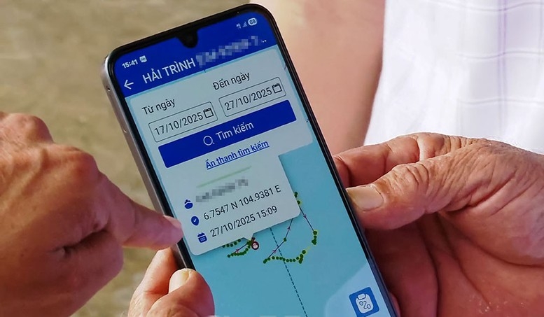 金瓯省在打击IUU捕捞工作中取得全面转变。图2：手机上显示的渔民渔船航程图。