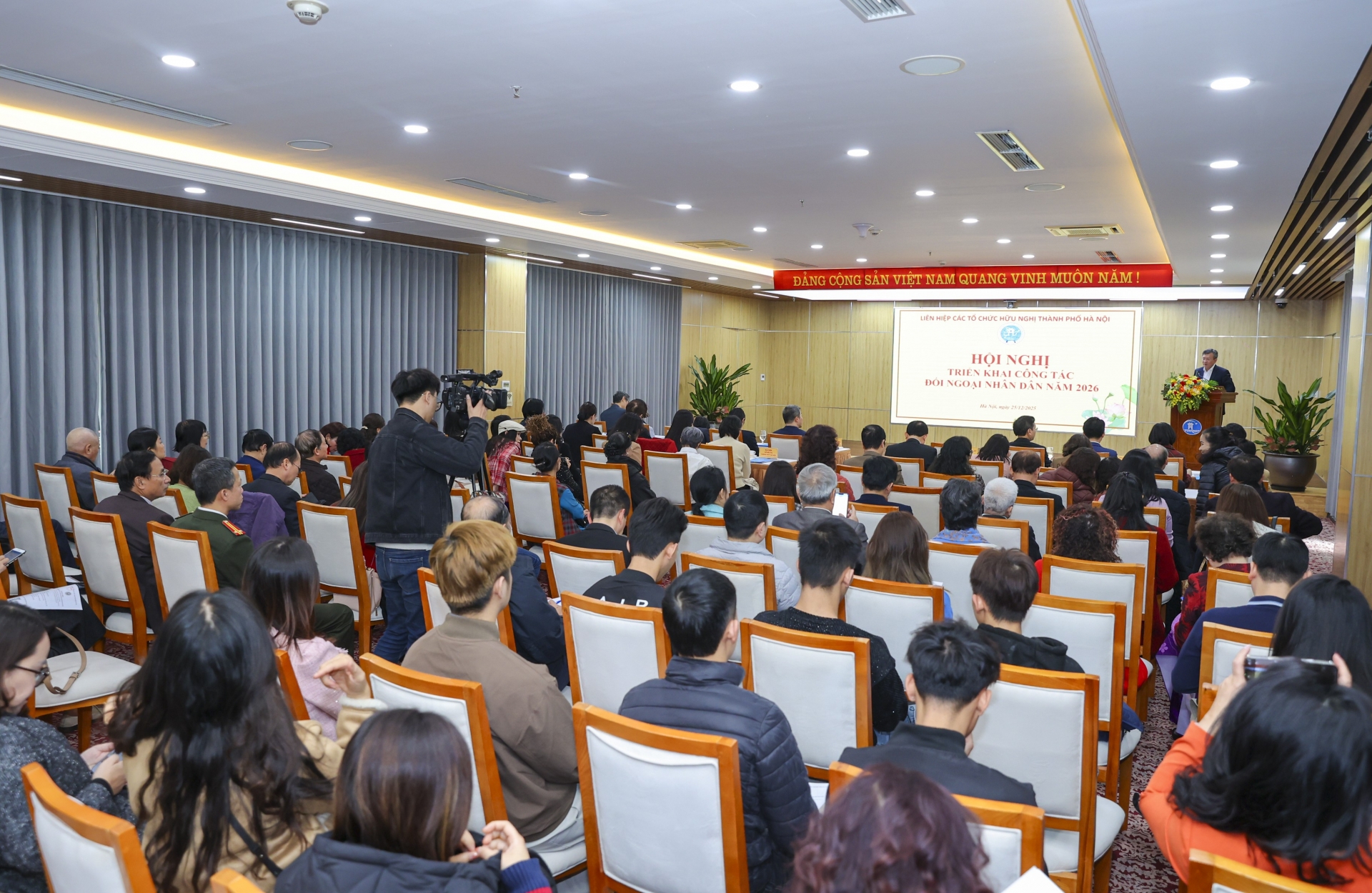 重视干部培训，提高首都民间外交成效