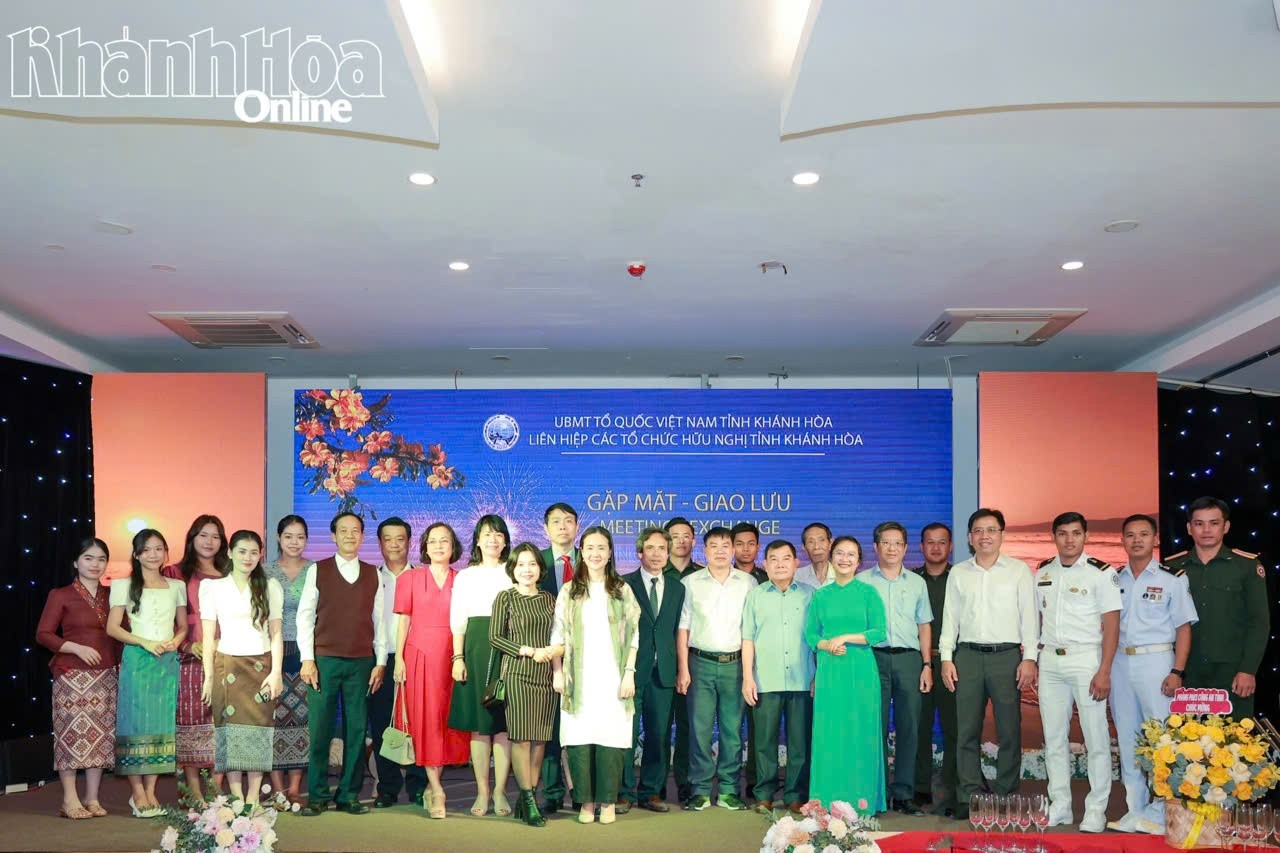 与会代表在见面会上合影留念。（摄影：庆和报）