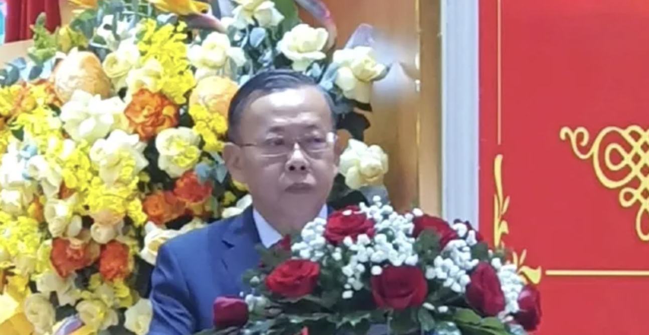 胡志明市越中友好协会主席阮有侠在大会上宣读报告