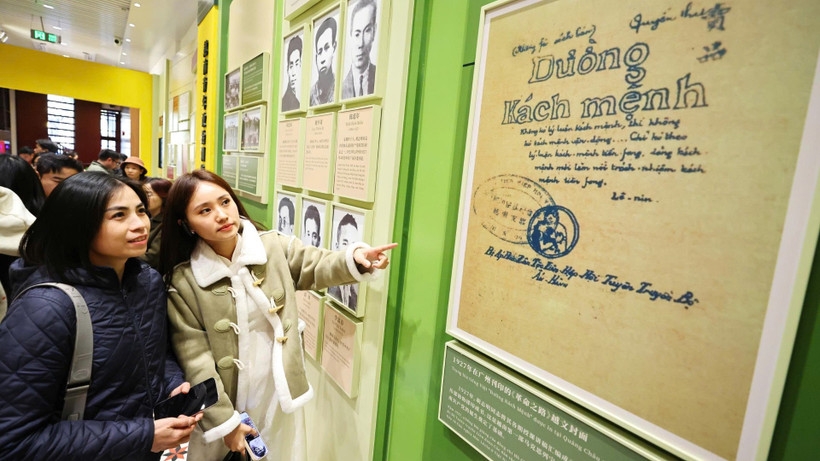 代表团走访了位于中国广州市越秀区文明路248号和250号的越南青年政治训练班旧址——越南革命青年同志会总部。 代表团走访了位于中国广州市越秀区文明路248号和250号的越南青年政治训练班旧址——越南革命青年同志会总部。