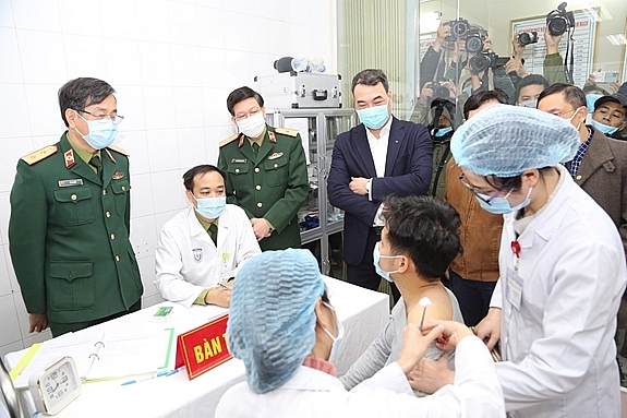 首批新冠疫苗接种在河内、胡志明市和海阳省正式展开