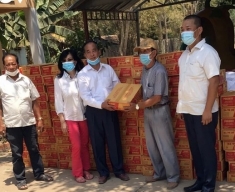 为受疫情影响的柬埔寨越南人提供粮食援助