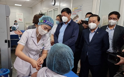 卫生部代表团对胡志明市的隔离、入境人员管理和新冠疫苗接种工作进行实地检查