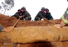 越南努力清除战争遗留的炸弹和化学毒剂