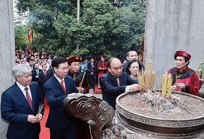 越南国家主席阮春福向各位雄王敬香