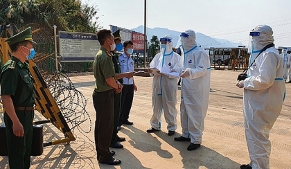 越南奠边省向中方移交13名非法入境人员