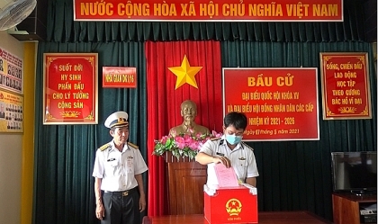 DK1海上高脚屋提前进行国会代表与人民议会代表选举投票