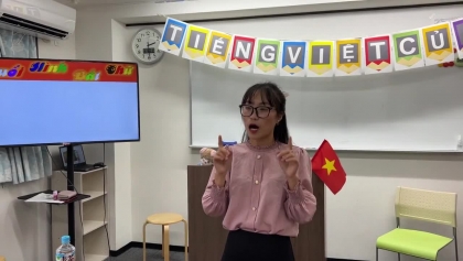 越南语教师在日本福冈指导学生区分水果种类。