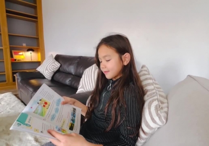 小玛丽亚·黄用越南语朗诵诗歌