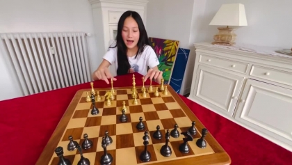小克里斯蒂娜·金用越南语介绍棋子。